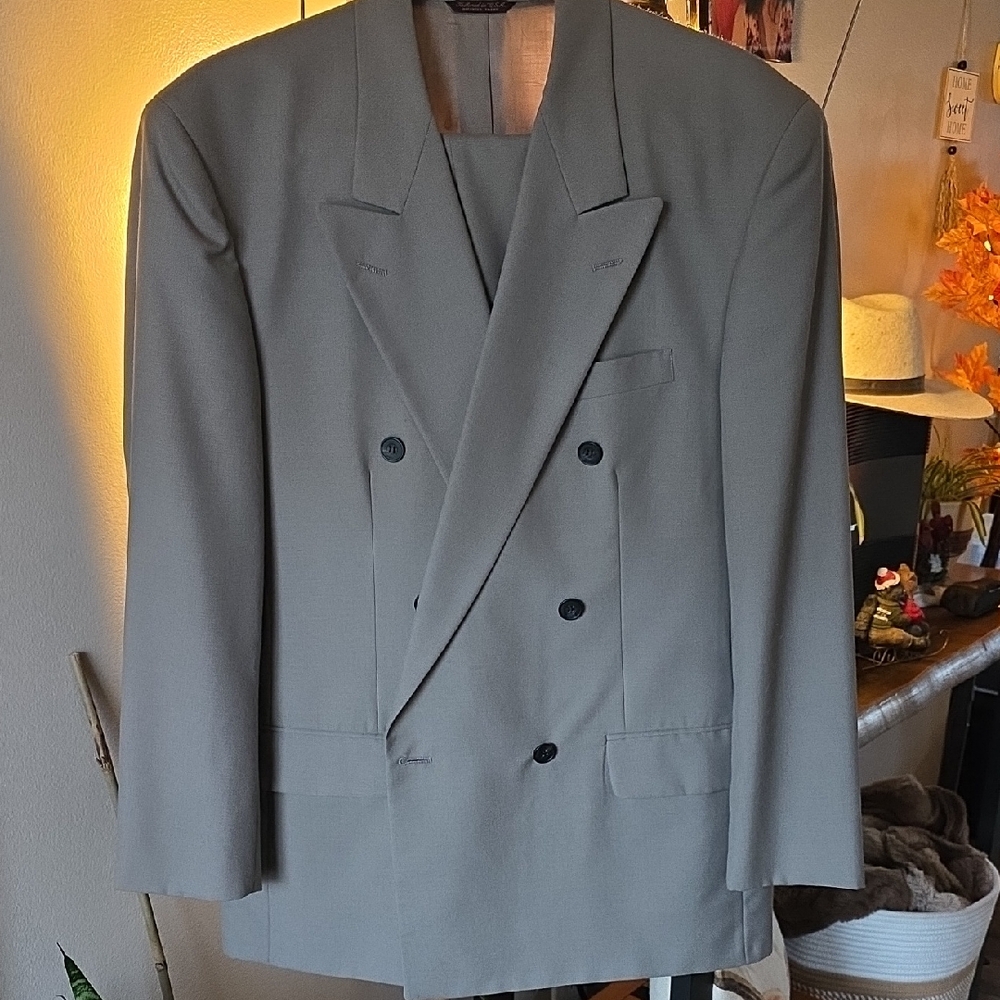 Geoffrey Beene  GrayJacket And PANTS. Shoulder To Shoulder 19,pit Down 19
